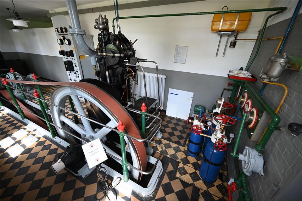 Im Maschinenhaus ist noch ein alter, betriebsbereiter Dieselmotor von 1906 erhalten. Lars Penning/dpa