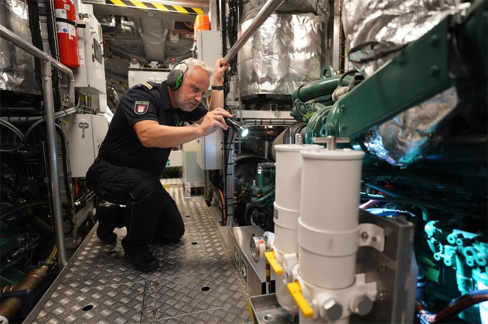 Im Maschinenraum des Schiffs findet sich wegen des Hybridantriebs viel Elektronik. (Archivbild) Marcus Brandt/dpa