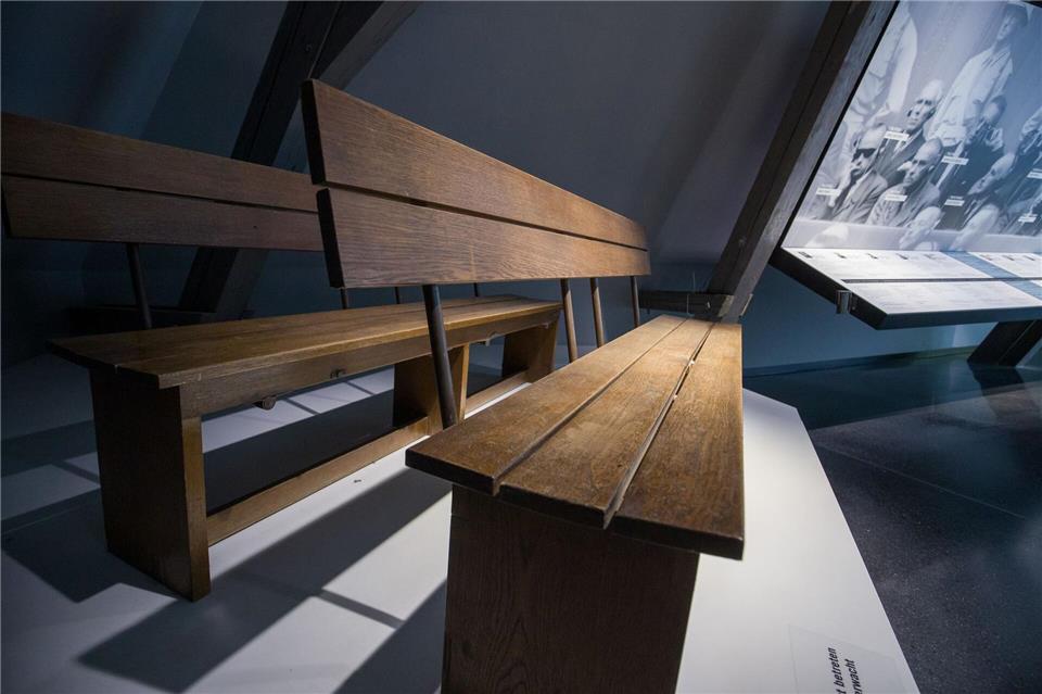 Im „Memorium Nürnberger Prozesse“ erinnern Ausstellungsstücke wie die historischen Anklagebänke an die Verfahren gegen hochrangige Nazis. (Archivbild)Daniel Karmann/dpa