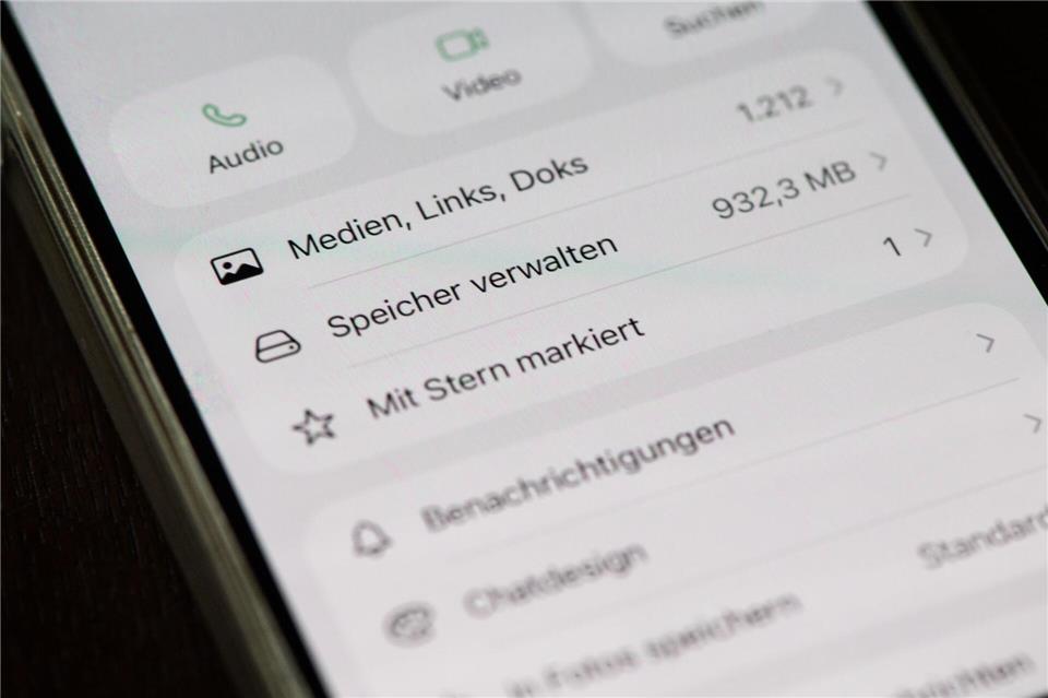 Im Menüpunkt „Speicher verwalten“ bei WhatsApp kann man große Mediendateien direkt in einem Chat finden und löschen.Franziska Gabbert/dpa-tmn