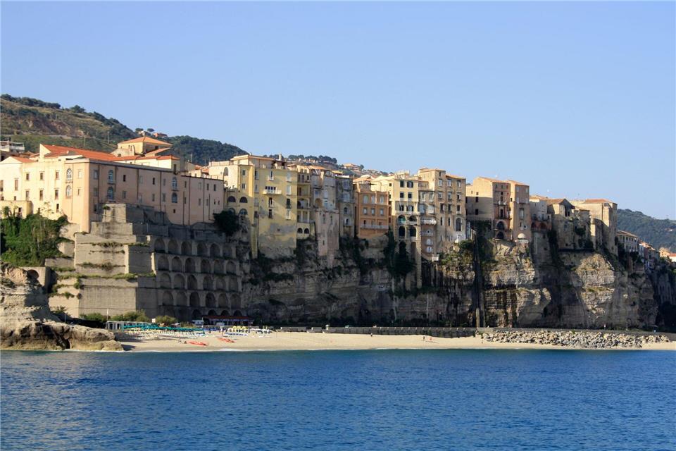 Im Mittelmeer vor der Stadt Tropea stirbt ein Deutscher bei einem Tauchausflug. (Archivbild)picture alliance / dpa-tmn