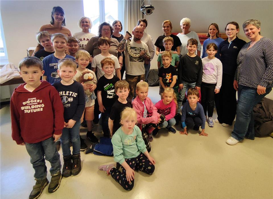 Im Mittelpunkt der Aktion stand der Besuch von Marcel Schaffeld von Masi Adventure, einem Natur- und Abenteuerpädagogen aus Bocholt, der den Kindern die faszinierende Welt der Tiere näherbrachte.