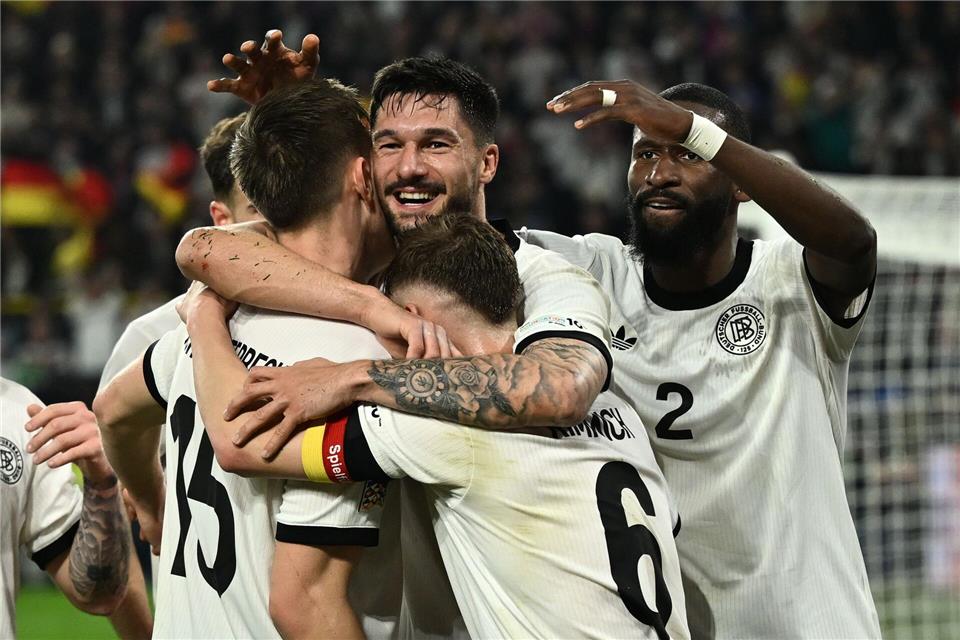 Im Mittelpunkt der Jubeltraube: Tim Kleindienst nach seinem Tor zum 3:0.Bernd Thissen/dpa