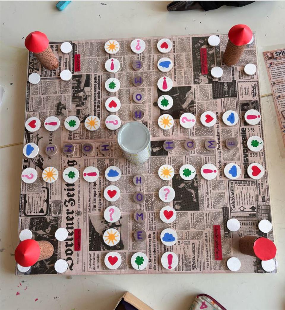 Im Mittelpunkt stehen die Ergebnisse der kreativen Auseinandersetzung der Jungen und Mädchen mit ihrer Stadt. Das Bild zeigt die Zeitreise der Julia-Koppers-Gesamtschule in Form eines Mensch ärgere dich nicht-Spiels.