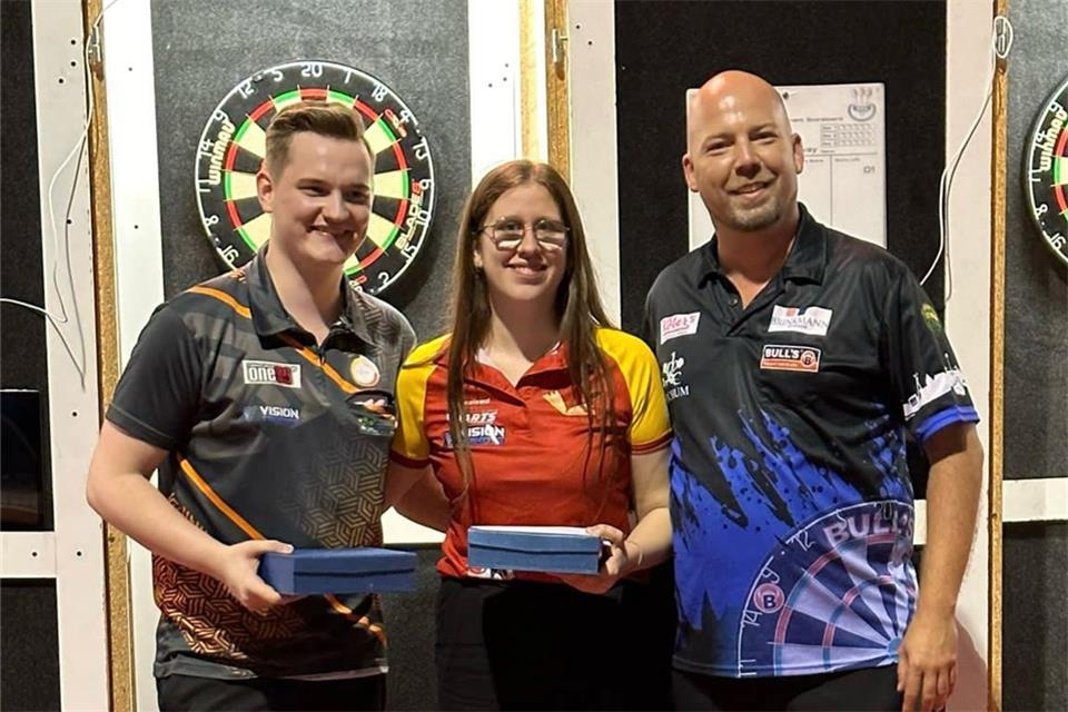 Julia Siek behauptet sich bei der Deutschen Meisterschaft Im Mixed-Doppel feierte die Borkener Dartspielerin Julia Siek mit ihrem Dortmunder Partner Christopher Toonders (links) die Vizemeisterschaft. Zu den ersten Gratulanten gehörte der DDV-Vizepräsident Manuel Kramer.