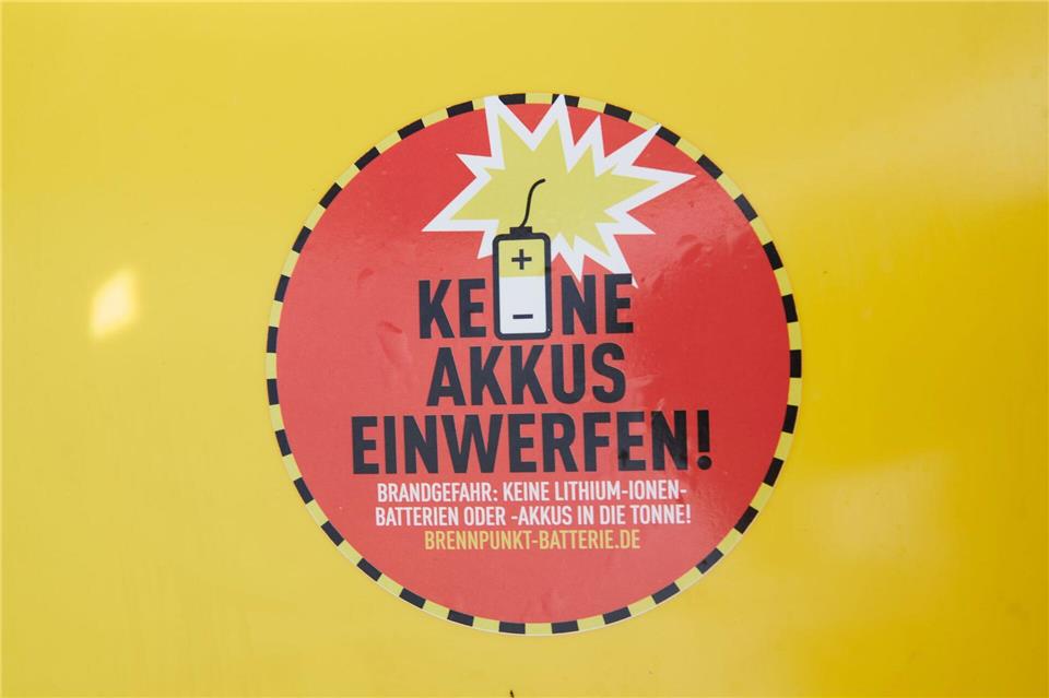 Im Müll können sich Lithiumbatterien leicht entzünden - etwa, wenn sie in Müllpressen verformt werden. (Symbolbild)Annette Riedl/dpa/dpa-tmn