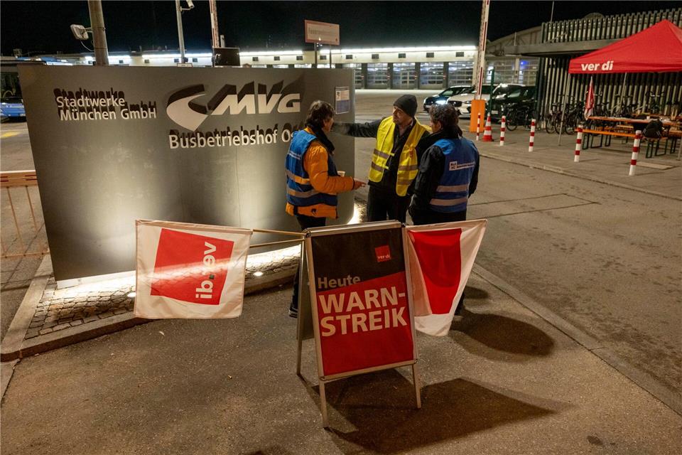 Im Münchner Nahverkehr kann es schon am Dienstag vor allem auf U-Bahnlinien zu Problemen kommen. (Archivbild)Peter Kneffel/dpa