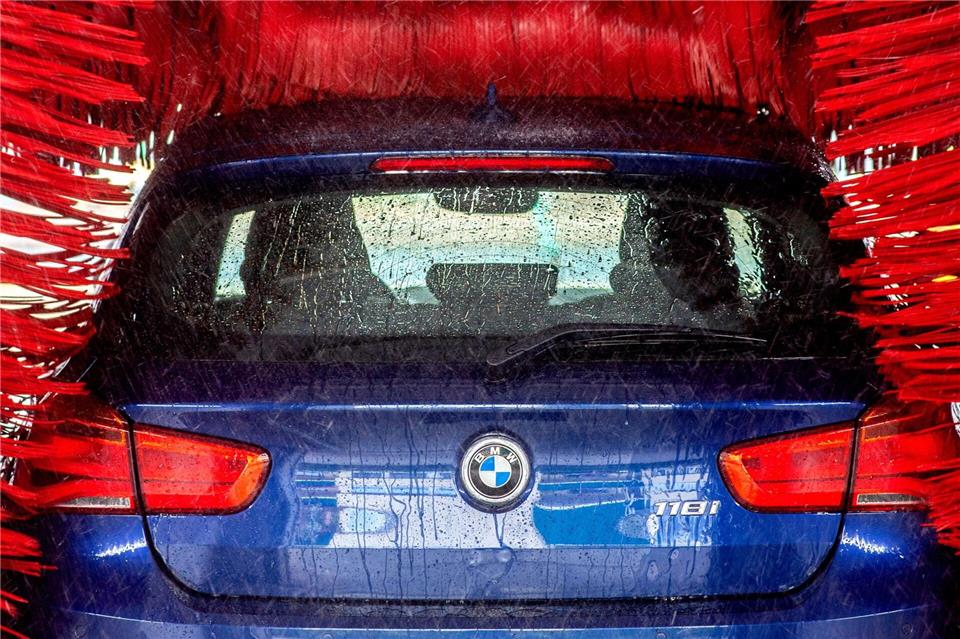 Im Nachbarland Hessen kann das Auto auch an Sonn- und Feiertagen gewaschen werden, in Rheinland-Pfalz nicht. (Archivfoto)picture alliance/dpa