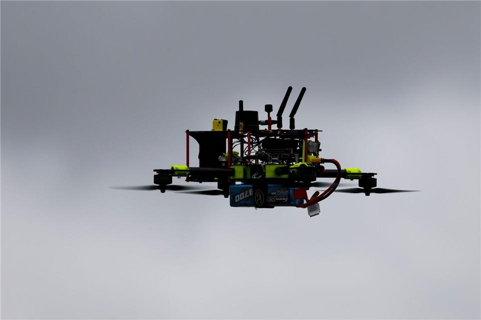 Im Nationalen Erprobungszentrum für unbemannte Luftfahrtsysteme am Flughafen Cochstedt entwickelt das DLR Technologien, um unerwünschte Drohnen zu erkennen, Lagebilder zu erstellen und Drohnen zu bekämpfen. (Archivbild)Jan Woitas/dpa