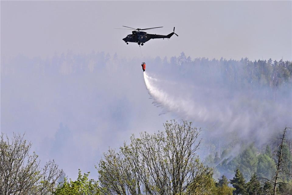 Im Nationalpark Böhmische Schweiz kämpft man mit Hilfe von Hubschraubern gegen die Flammen. Bald soll es aber regnen.Hájek Ondøej/CTK/dpa
