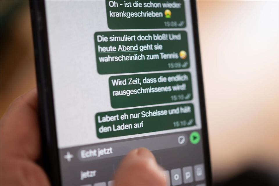 Im Netz und im realen Leben - oft am Arbeitsplatz - wird laut Studie zunehmend schikaniert, diffamiert, beleidigt. (Symbolbild)Marijan Murat/dpa
