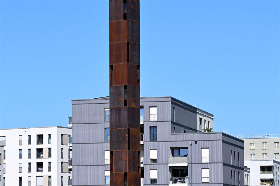 Im Neubaugebiet Freiham in München steht seit kurzem eine 32 Meter hohe Metallskulptur.Sven Hoppe/dpa