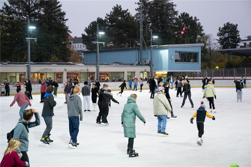 Im Neuköllner Eisstadion konnten schon am Freitag die ersten Bahnen gedreht werden. (Archivbild)Soeren Stache/dpa