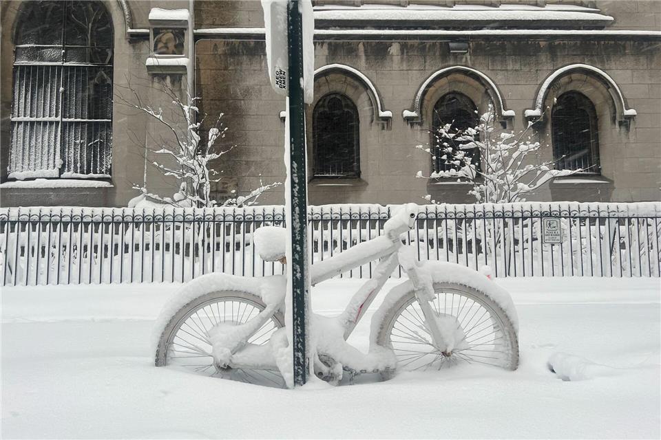 Im New York wurden zum Teil über 38 Zentimeter Neuschnee gemessen.Christina Horsten/dpa