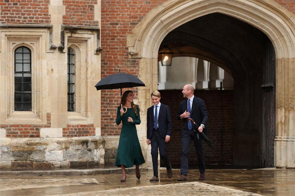 Im Nieselregen stapfte Prinz George durch einen Innenhof des ehrwürdigen Eton-College.Adrian Dennis/PA Wire/dpa