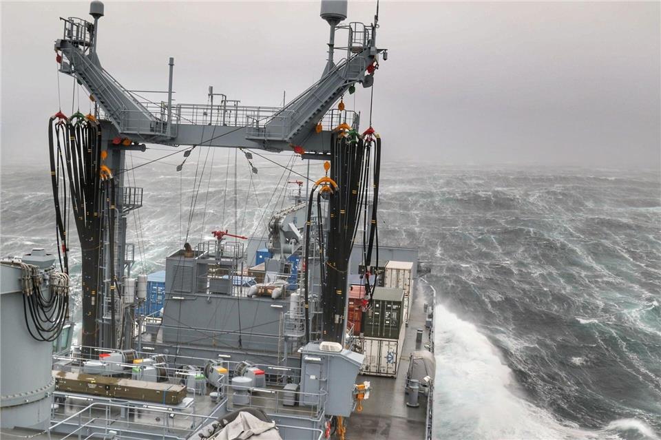 Im Nordatlantik musste die Besatzung der „Berlin“ teils durch raue See und Nebel fahren. Vollborth/Bundeswehr/dpa