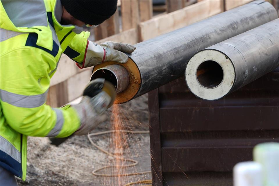 Im Norden Hamburgs beginnen die Hamburger Energiewerke am 2. März 2026 mit dem Bau einer Fernwärmeleitung zum Flughafen. (Symbolbild)Marcus Brandt/dpa
