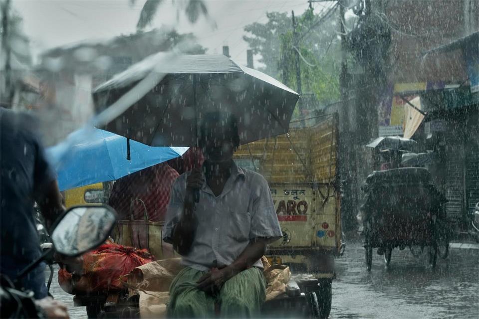 Im Norden Indiens und in Nepal hinterlässt ein Monsuntief Zerstörung und Leid.Bikas Das/AP/dpa