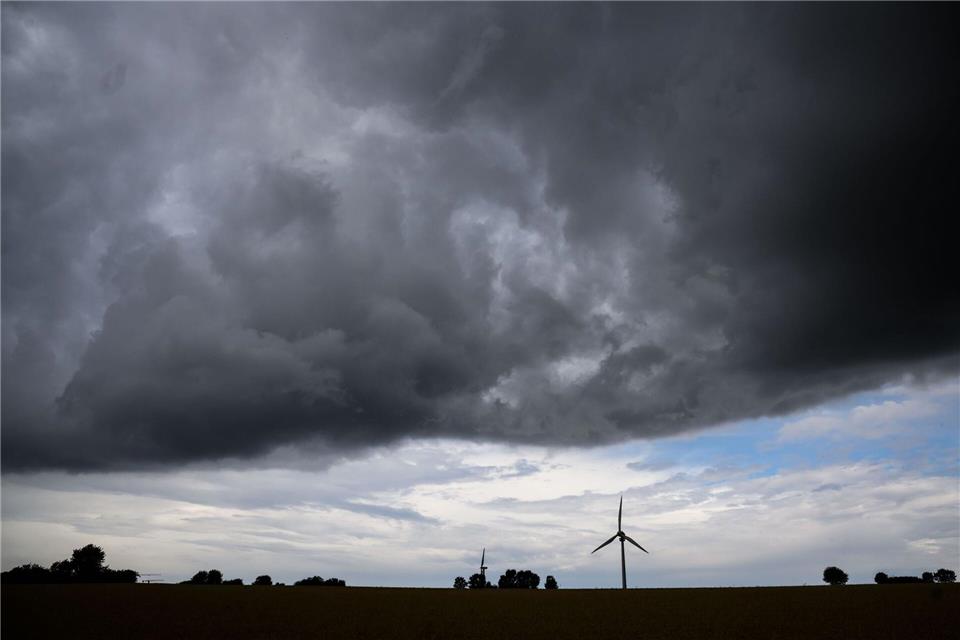 Im Norden NRWs können am Freitag Gewitter für Sturmböen und Starkregen sorgen. (Archivbild)Julian Stratenschulte/dpa