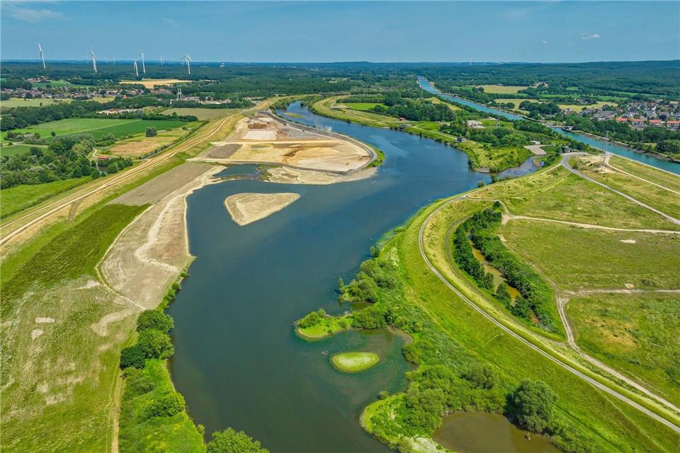 Letzte Etappe für aufwendiges Hochwasserschutz-Projekt Im Norden der Lippe (im Bild links) sind bereits weite Flächen entstanden, die rund zweimal im Jahr überflutet werden. Im Süden laufen die Arbeiten noch.Rupert Oberhäuser/EGLV/dpa