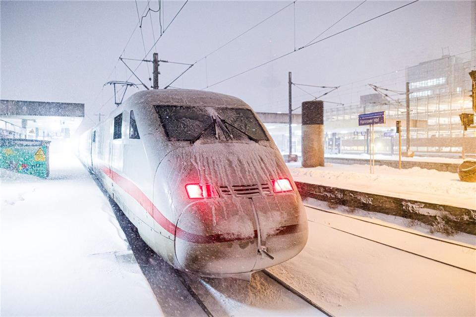 Im Norden hatten laut Bahn insbesondere Schneeverwehungen für erhebliche Beeinträchtigungen gesorgt. Moritz Frankenberg/dpa