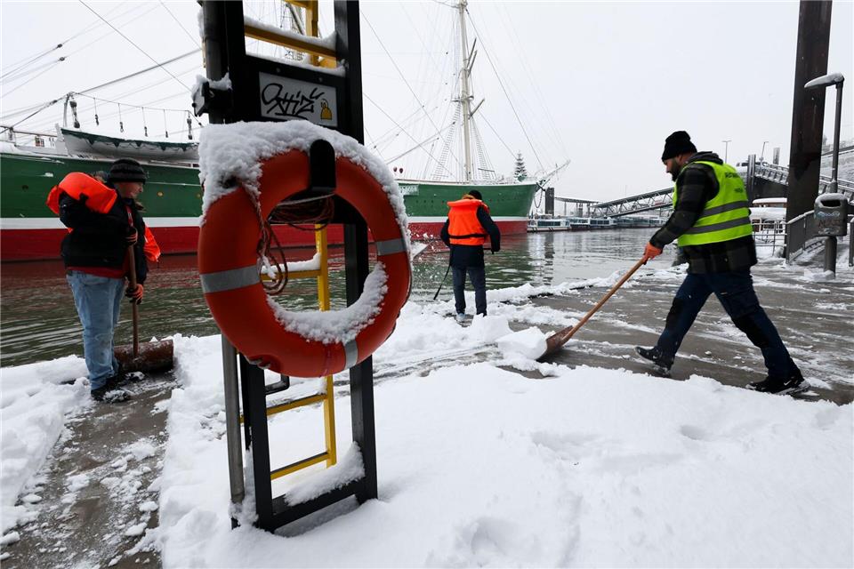 Im Norden können regional bis zu 20 Zentimeter Neuschnee zusammenkommen. Christian Charisius/dpa