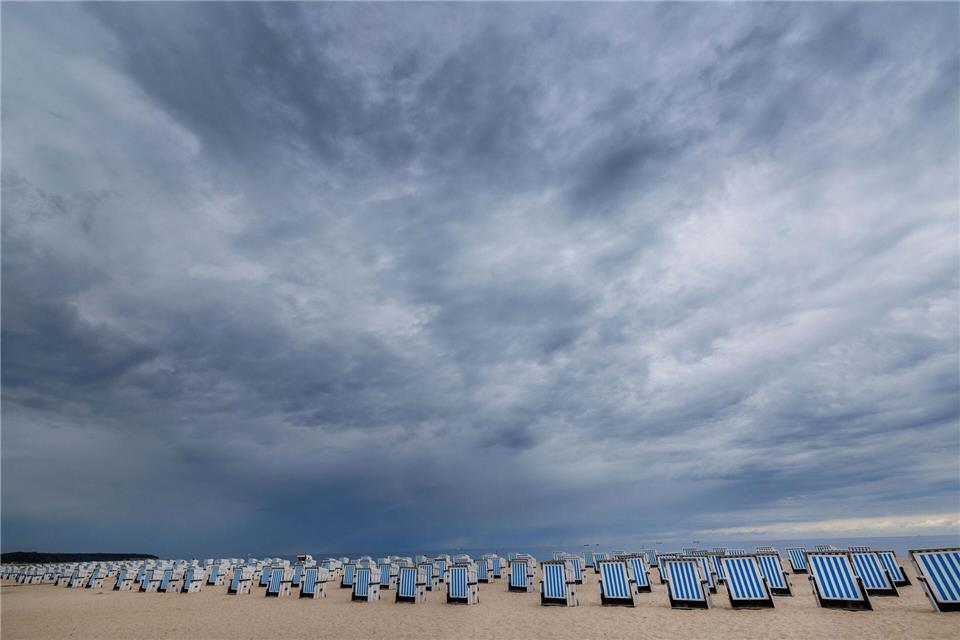 Im Norden und Nordwesten zeigen am Donnerstag sich viele Wolken am Himmel und gebietsweise fällt schauerartiger RegenJens Büttner/dpa