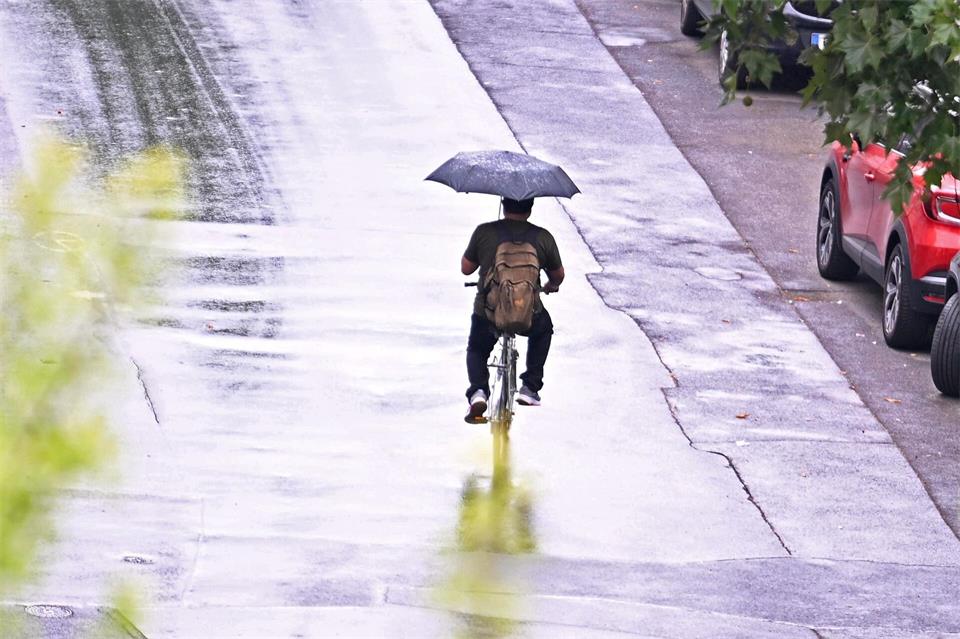 Im Norden von Hessen ist es zeitweise stark bewölkt, dort sind auch einzelne Schauer und kurze Gewitter möglich.Jennifer Brückner/dpa
