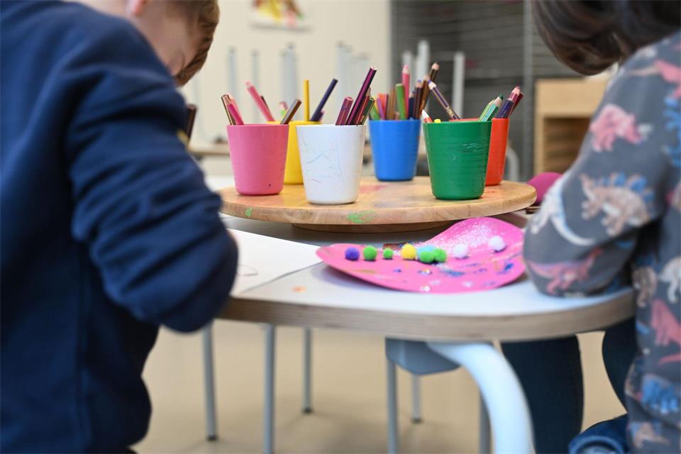 Im Nordosten wurden zum Stichtag 1. März 2026 rund 110.600 Kinder in Kita und Kindertagespflege betreut – und es werden wohl weniger. (Symbolbild)Maximilian von Klenze/dpa