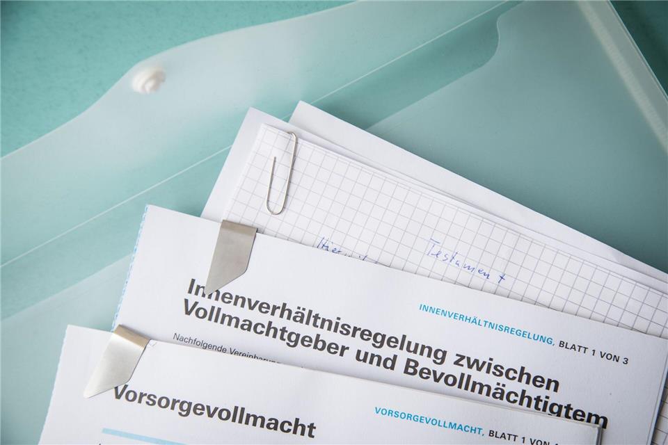 Im Notfall schnell griffbereit: Wer Vorsorgedokumente fein säuberlich abheftet, tut Angehörigen damit einen großen Gefallen.Christin Klose/dpa-tmn