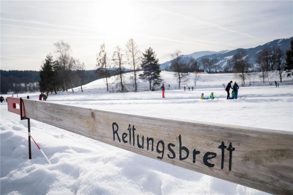 Im Notfall zählt schnelle Hilfe: Notruf absetzen, Rettungshilfsmittel nutzen und die eingebrochene Person vor weiterer Auskühlung schützen.picture alliance/dpa/dpa-tmn