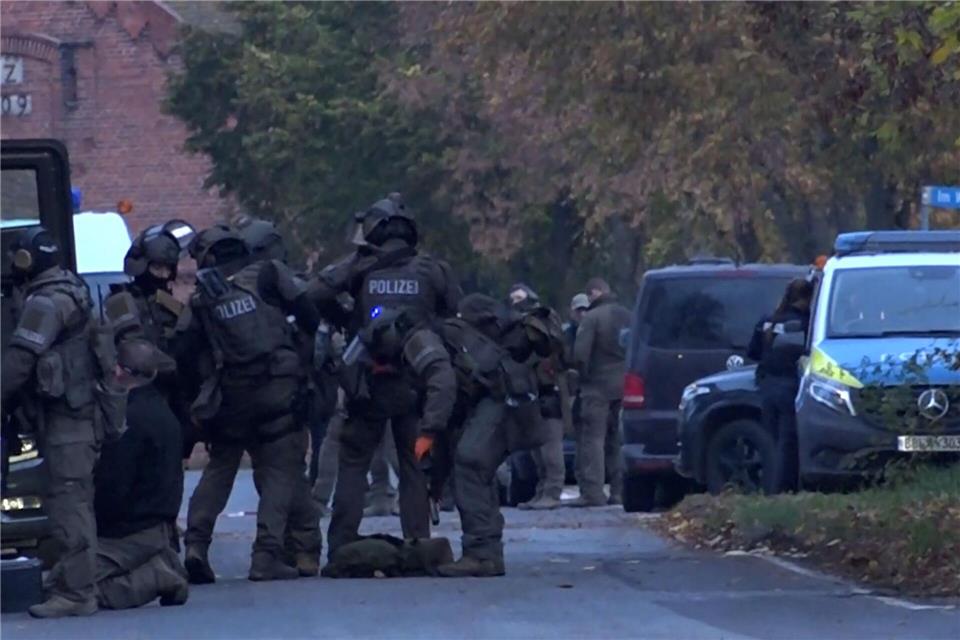Im November 2023 zog sich in Vieritz im Havelland ein SEK-Einsatz lange hin, weil sich zwei Männer mit Waffen in einem Haus verschanzten. Es kam auch zum Schusswechsel mit der Polizei. (Archivbild)Cevin Dettlaff/dpa-Zentralbild/dpa