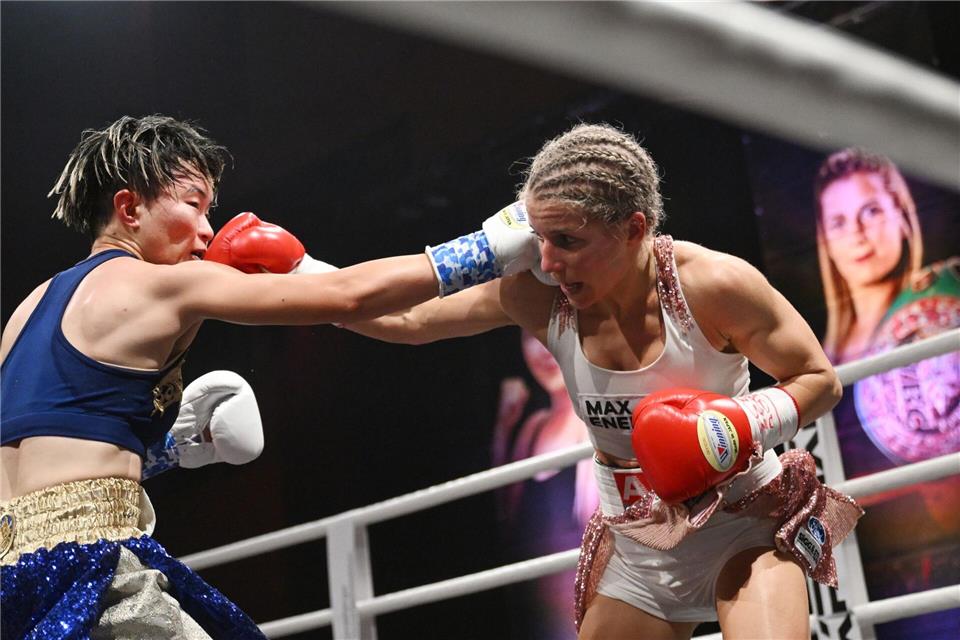 Im November gewann Tina Rupprecht (rechts) gegen Eri Matsuda aus Japan drei WM-Gürtel.Marijan Murat/dpa