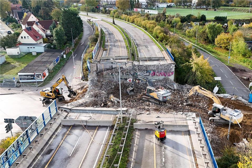 Abrisstrümmer am Magdeburger Ring werden beseitigt Im November soll mit dem Bau einer Behelfsbrücke begonnen werden. Peter Gercke/dpa/ZB