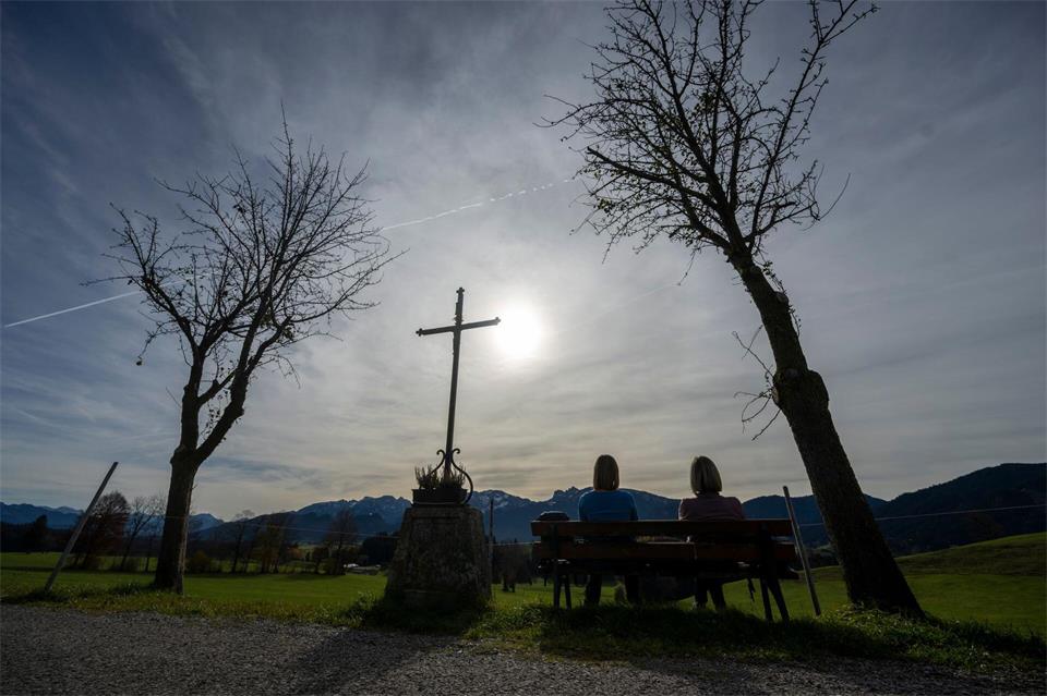 Im November stehen eine Reihe von Tagen an, die sich um Tod, Trauer und Vergänglichkeit drehen: Allerheiligen, Allerseelen, Volkstrauertag und Ewigkeitssonntag. (Symbolbild)Stefan Puchner/dpa