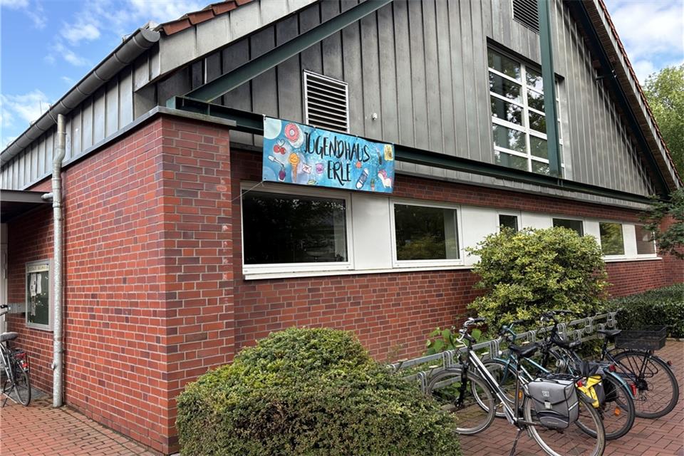 Im Obergeschoss der Erler Sporthalle geht die Jugendarbeit weiter. Bis Ende des nächsten Jahres soll diese wieder ins benachbarte Erler Jugendhaus an der Silvesterstraße umgezogen sein.
