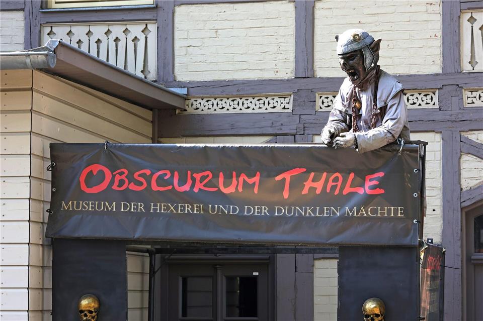 Im Obergeschoss des Thalenser Bahnhofes befinden sich gruselige Gestalten.Matthias Bein/dpa
