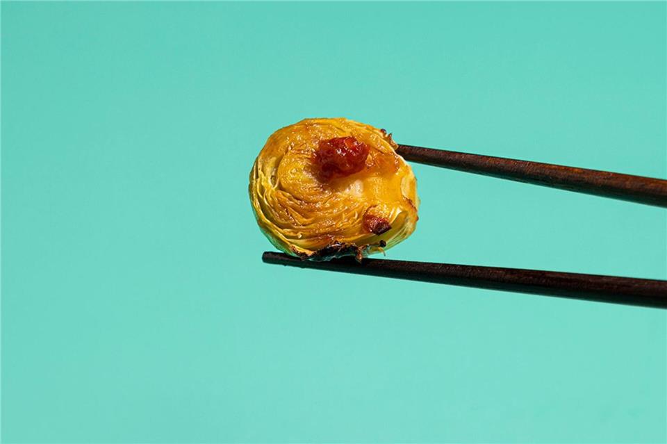 Im Ofen geröstet und mit Chilisauce gewürzt, bekommt Rosenkohl eine asiatische Note.Ariane Bille/BVEO/dpa-tmn