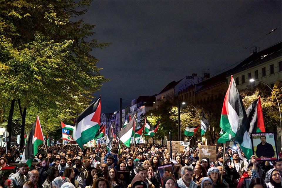 Im Oktober 2025 demonstrieren Menschen bei der „United4Gaza“-Kundgebung in Berlin. (Archivbild)Michael Ukas/dpa