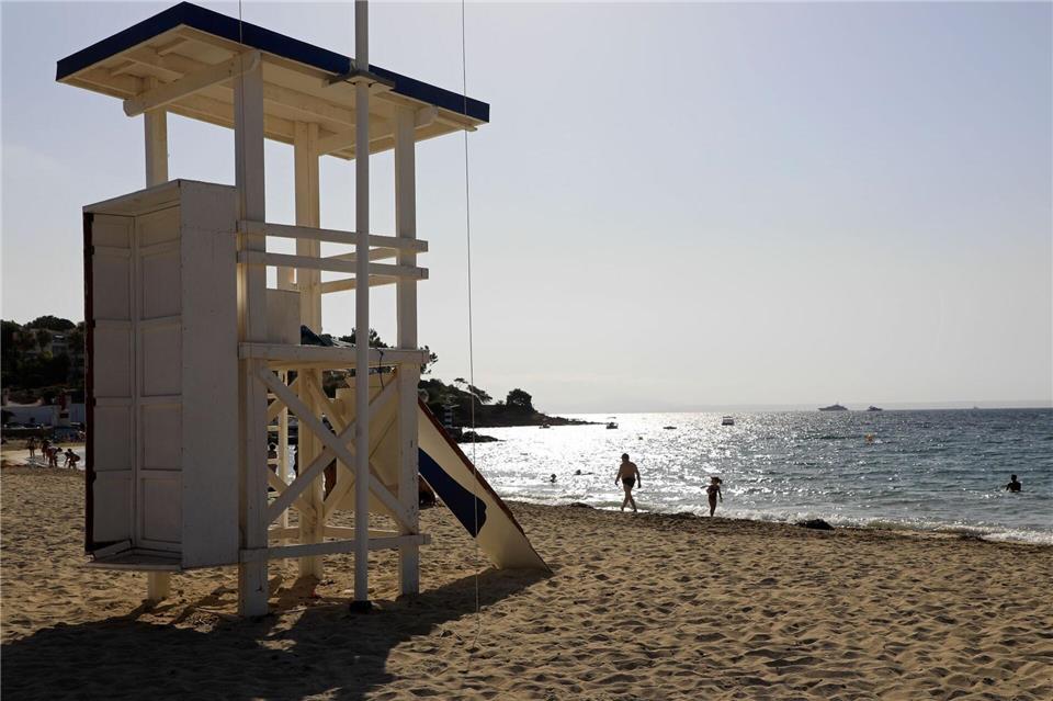 Im Oktober haben an vielen Stränden von Mallorca Rettungsschwimmer ihre Saison bereits beendet. (Symbolbild)Clara Margais/dpa