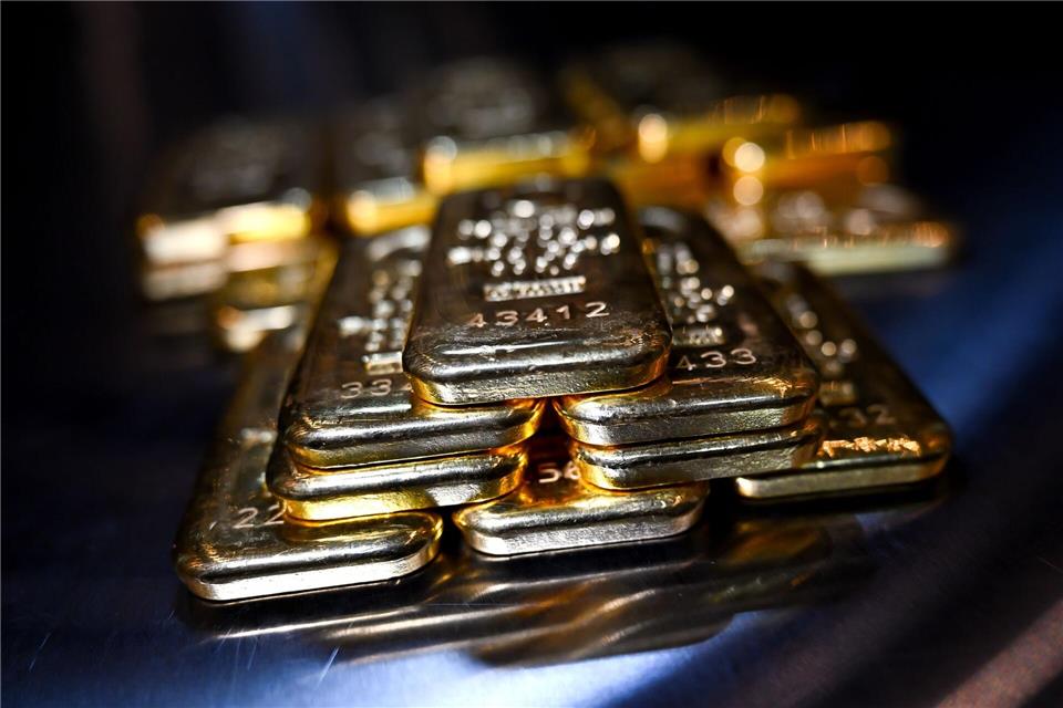 Im Oktober hatte ein Mitarbeiter der Gemeinde Bannewitz in Sachsen zehn Goldbarren bei Mäharbeiten entdeckt - nun sollen sie an lokale Vereine verschenkt werden. (Symbolbild)Sven Hoppe/dpa