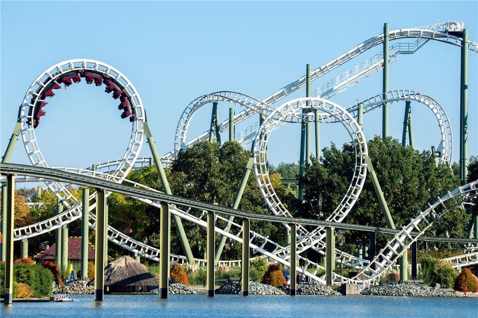 Im Oktober können Besucher im Heide Park Soltau Achterbahnen auch im Dunkeln fahren. Der Park bleibt in diesem Monat am Wochenende bis 21 Uhr geöffnet. (Archivbild)picture alliance/dpa