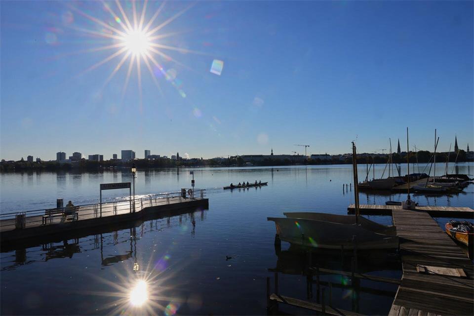 Im Oktober zählten die Meteorologen in Hamburg überdurchschnittlich viele Sonnenstunden. (Archivbild)Christian Charisius/dpa