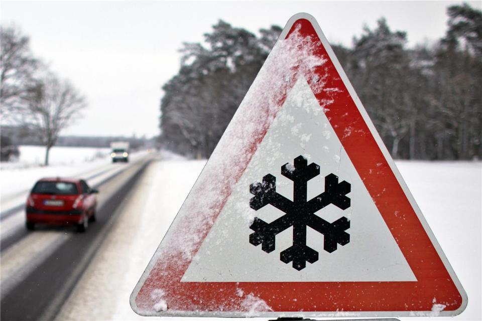 Im Osten Mecklenburg-Vorpommerns kann es heute in der Nacht und am Montagmorgen sehr glatt werden. picture alliance / ZB