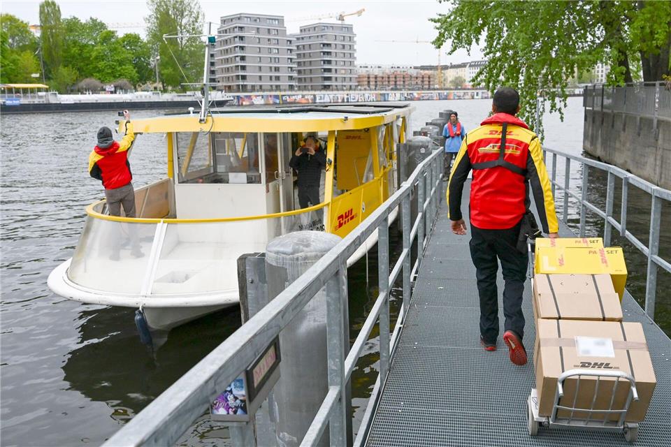 Im Osten der Stadt nimmt der Logistikkonzern DHL ein weiteres Solarschiff für den Transport von Paketen in Betrieb.Jens Kalaene/dpa