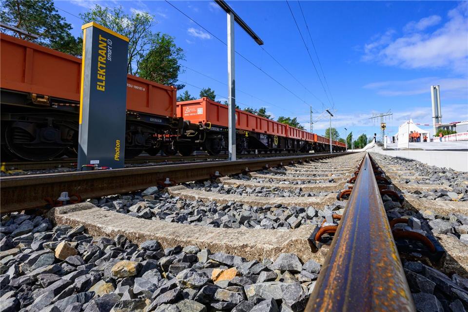 Im Osten von Cottbus ist ein neuer Umschlagplatz für den Weitertransport von Gütern per Schiene in Betrieb genommen worden. Patrick Pleul/dpa