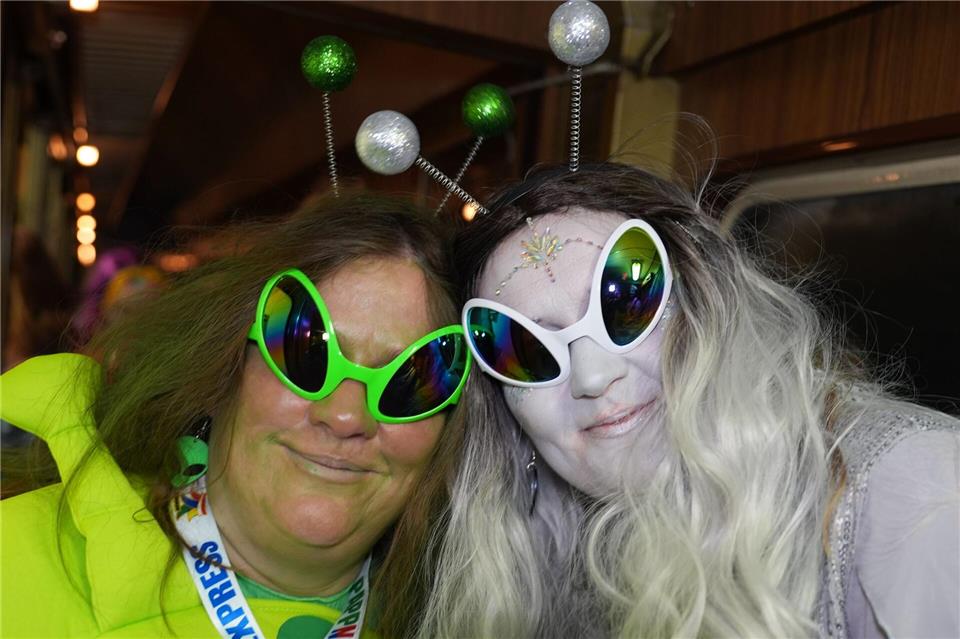 Im Pappnassen Express finden sich die buntesten selbstgemachten Kostüme wieder.Marcus Brandt/dpa