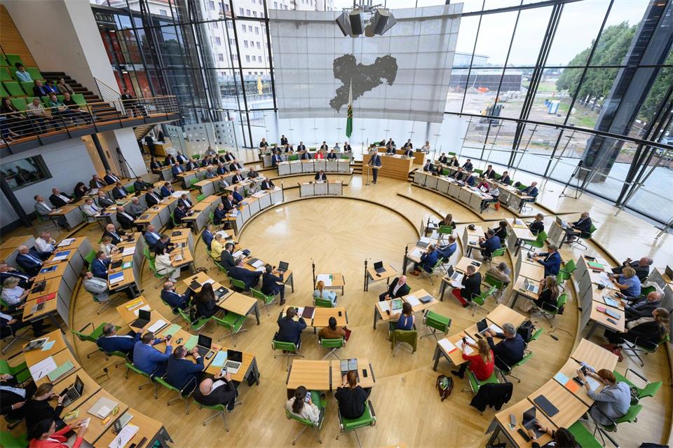 Im Parlament haben die Haushaltsberatungen für den Doppeletat 2027/2028 begonnen.Robert Michael/dpa