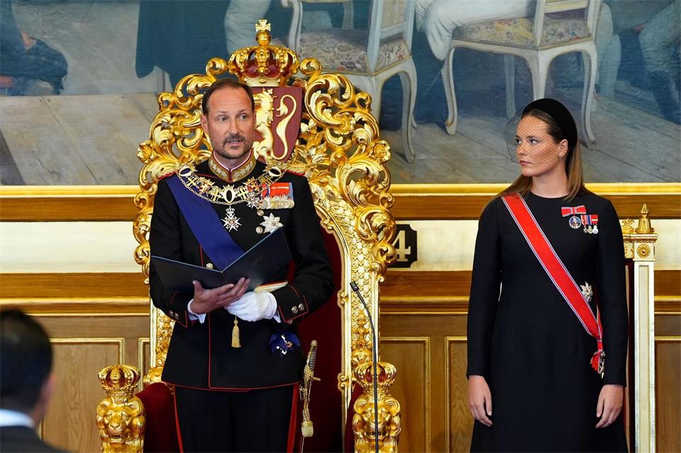Im Parlament legte Haakon seinen Eid ab. An seiner Seite: Kronprinzessin Ingrid Alexandra. Lise Åserud/NTB Pool/dpa