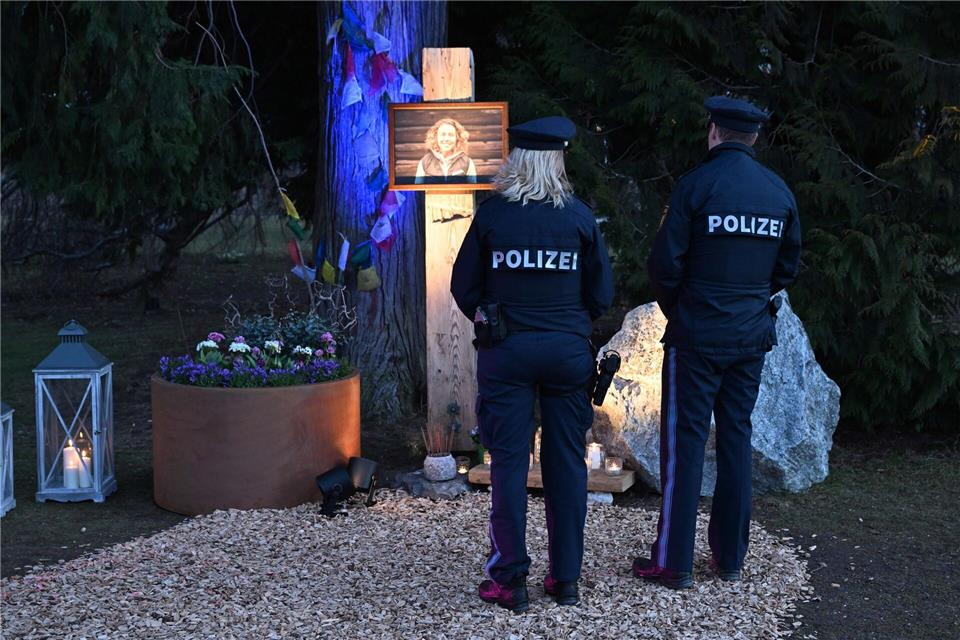 Im Partenkirchener Kurpark erinnert ein Gedenkort an die Ex-Biathletin. Felix Hörhager/dpa